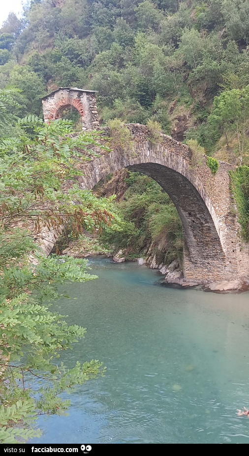 Il ponte sul fiume