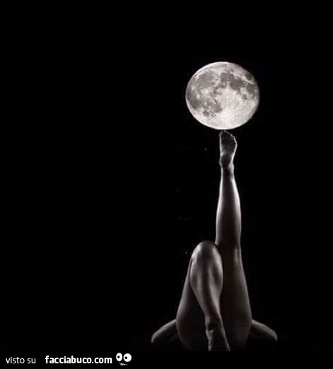 Nuda tocca la luna con le punte dei piedi