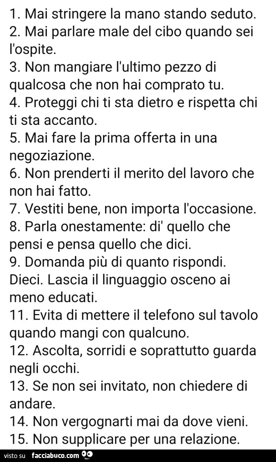 Mai stringere la mano stando seduto. Mai parlare male del cibo quando sei l'ospite. Non mangiare l'ultimo pezzo di qualcosa che non hai comprato tu