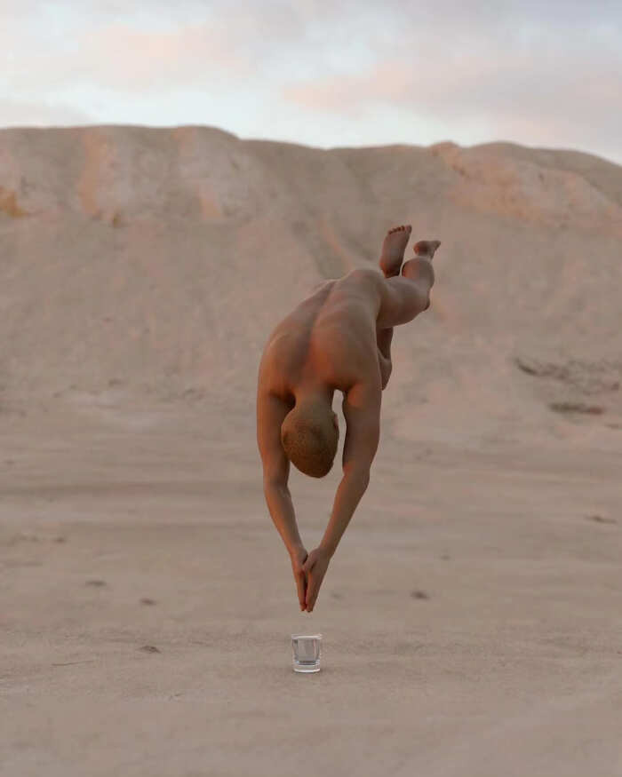 Foto arte Surrealismo tuffo deserto bicchiere acqua uomo nudo