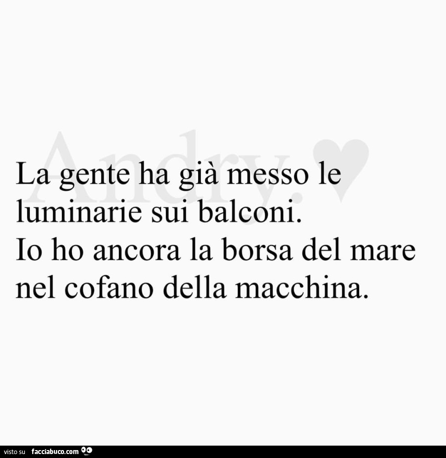 La gente ha già messo le luminarie sui balconi. Io ho ancora la borsa del mare nel cofano della macchina