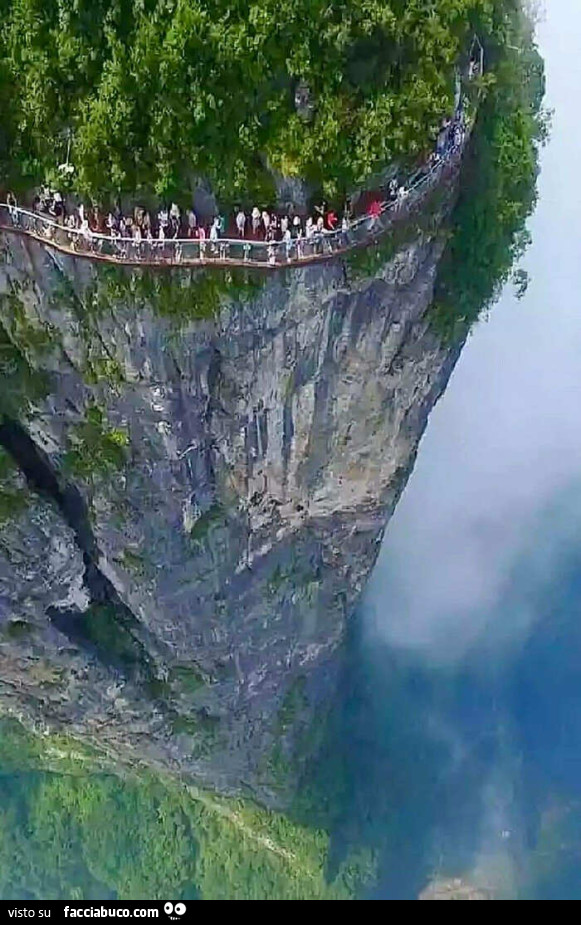 Spirale del Drago”, una passerella in Vetro sopra uno Strapiombo di 300 Metri, Monte di Tianmen, Parco Nazionale di Zhangjiajie