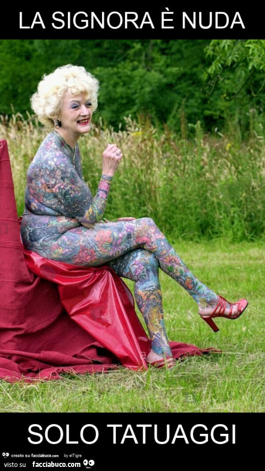 La signora è nuda solo tatuaggi