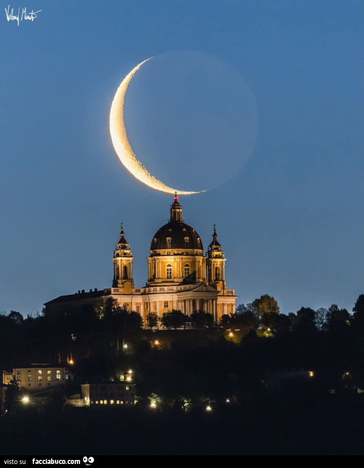 La basilica di Superga a Torino con una falce di luna sopra
