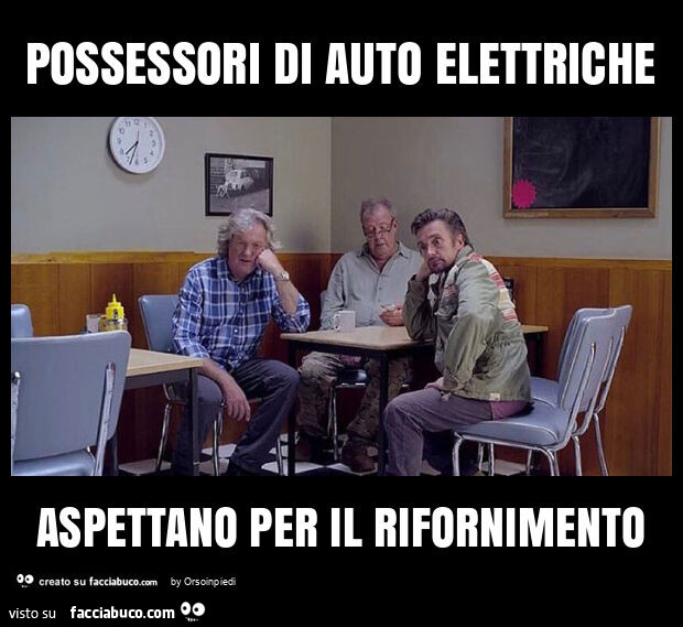 Possessori di auto elettriche aspettano per il rifornimento