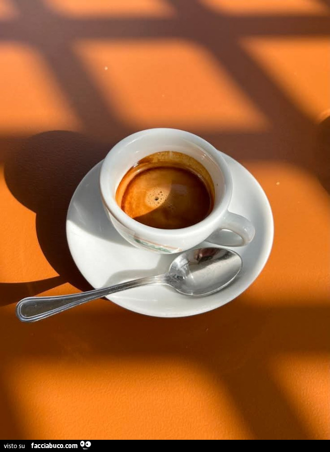 Caffè espresso sul tavolo