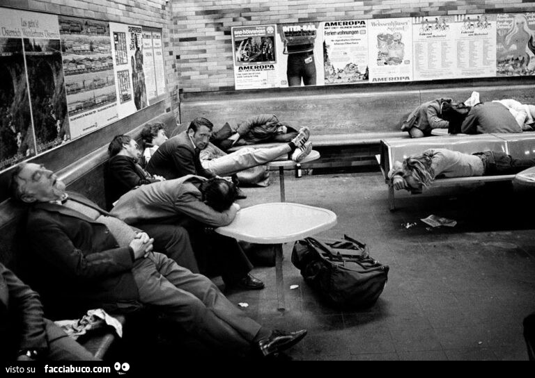 Foto Miron Zownir-1979 Sono le 21: 53 di una domenica sera di metà maggio, e su Facciabuco