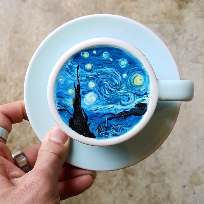 Artista che crea disegni utilizzando le tazzine del caffè