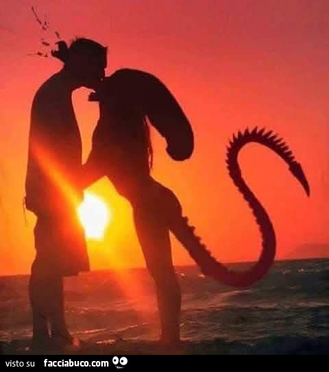 Donna alieno ti divora al tramonto