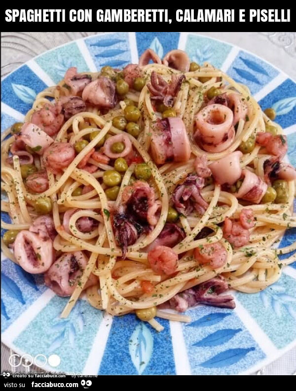 Spaghetti con gamberetti, calamari e piselli