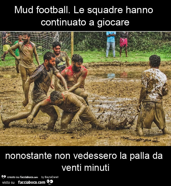 Mud football. Le squadre hanno continuato a giocare nonostante non vedessero la palla da venti minuti