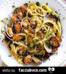 Pasta con vongole, una fetta di spada