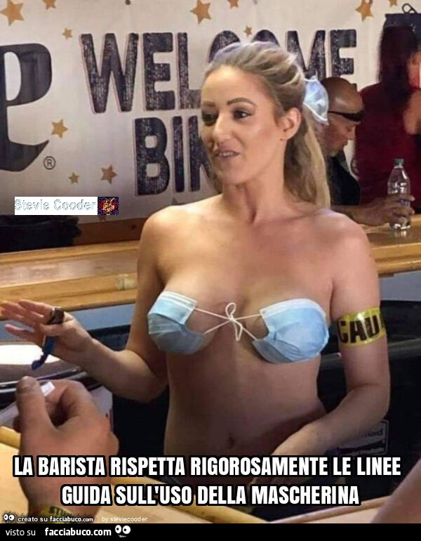 La barista rispetta rigorosamente le linee guida sull'uso della mascherina