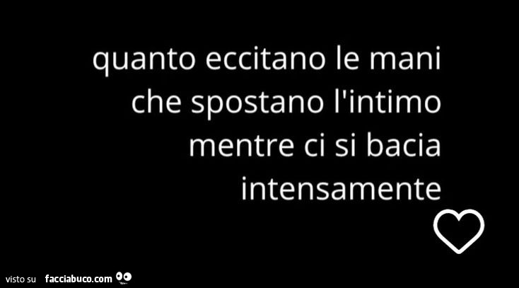 Quanto eccitano le mani che spostano l'intimo mentre ci si bacia intensamente