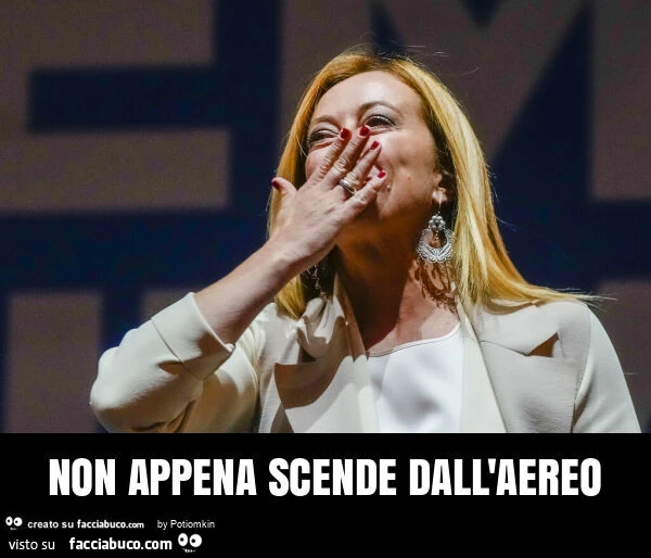 Non appena scende dall'aereo