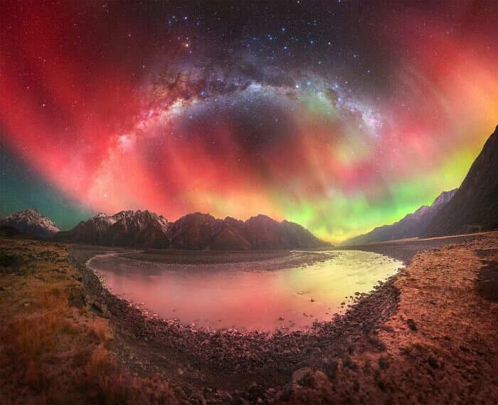 Aurora Australe in Nuova Zelanda. La Via Lattea si inarca sul paesaggio spettacolare del Parco Nazionale Aoraki Mount Cook, catturato durante una rara tempesta geomagnetica G5 nel maggio 2024