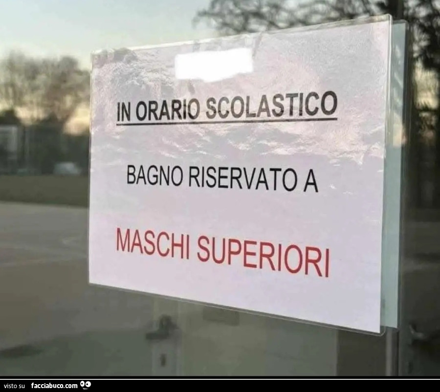 In orario scolastico bagno riservato a maschi superiori