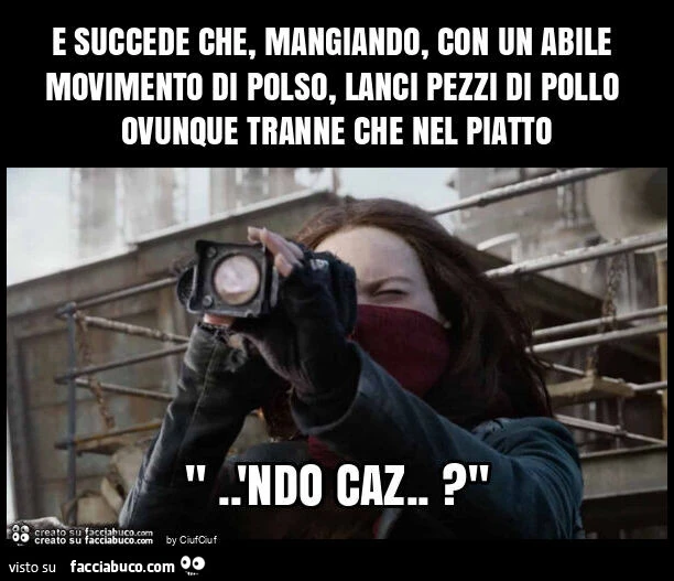 E succede che, mangiando, con un abile movimento di polso, lanci pezzi di pollo ovunque tranne che nel piatto