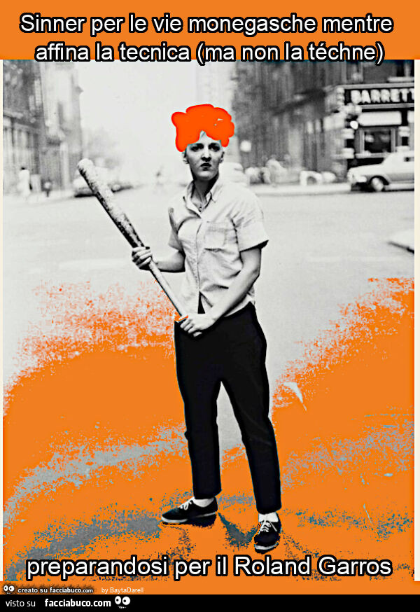 Sinner per le vie monegasche mentre affina la tecnica (ma non la téchne) rielab. Di Adolescente con una mazza da baseball, New York, foto di Diane Arbus, 1962