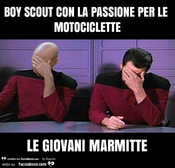 Boy scout con la passione per le motociclette le giovani marmitte