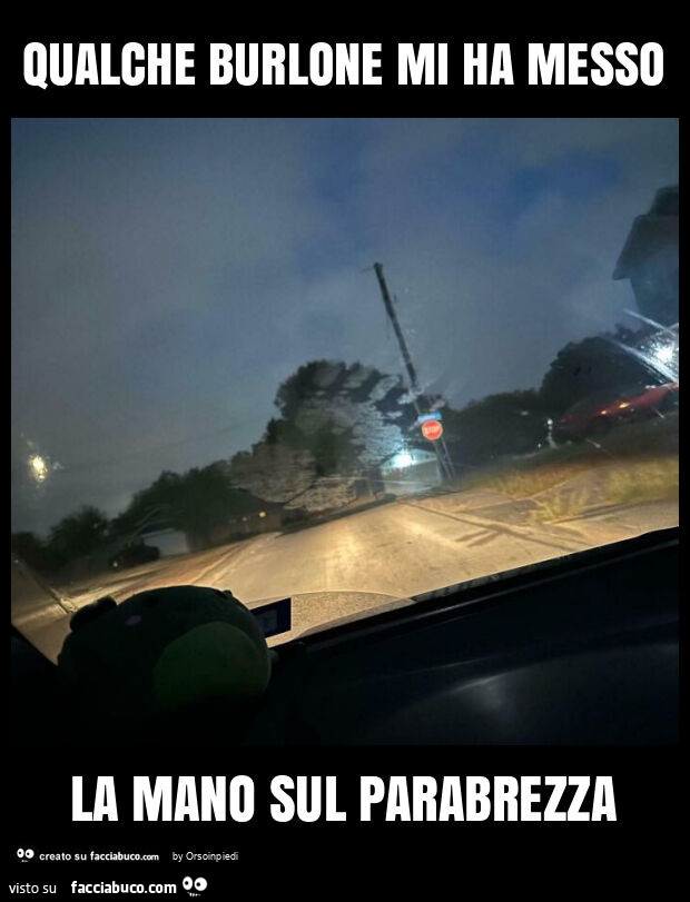 Qualche burlone mi ha messo la mano sul parabrezza