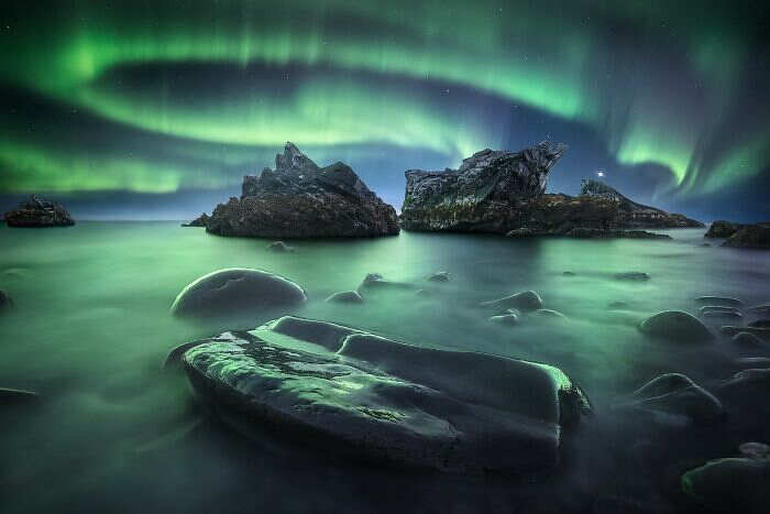 Aurora Boreale sulla Penisola di Rybachy, Kola, Russia. È Un'area naturale unica, con molti luoghi affascinanti, numerose spiagge di pietra e rocce dalle forme e strutture insolite