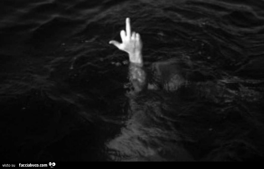 Dito medio fuori dall'acqua