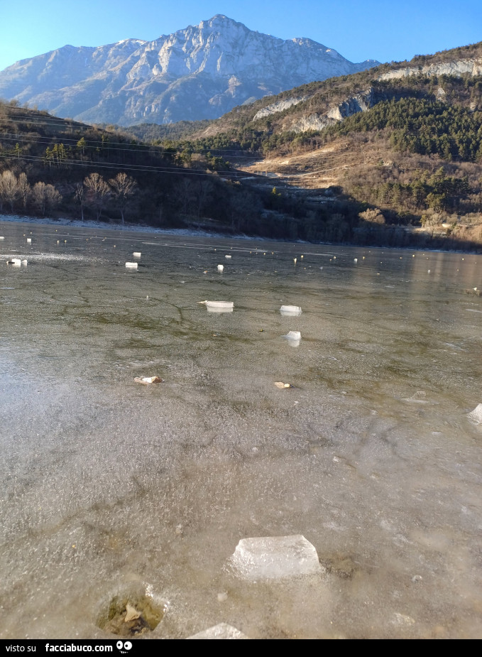 Lago terlano ghiacciato trentino