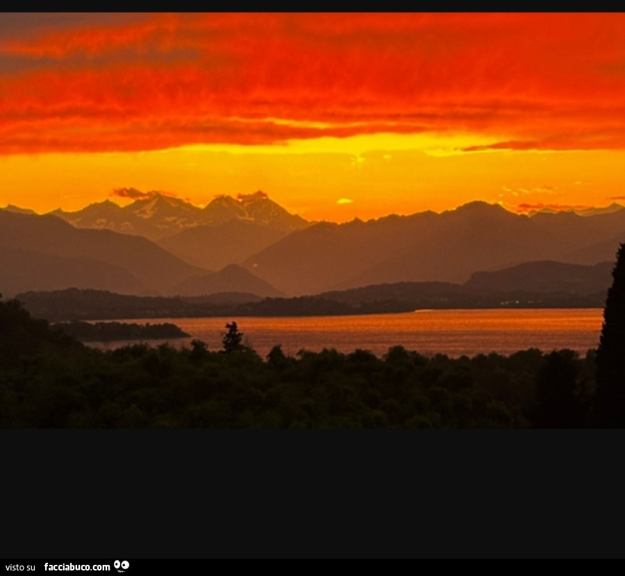 Lo spettacolo del tramonto sul Lago di Varese fotografato dal Belvedere di Azzate. Ph. Emanuele Banfi - La Prealpina