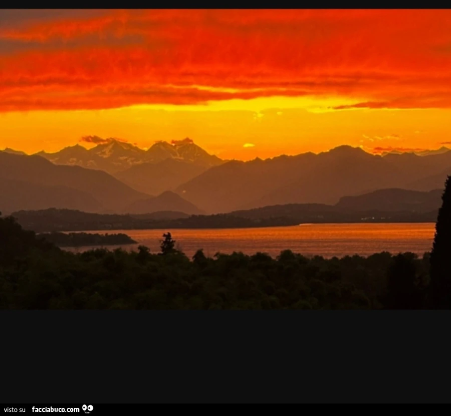 Lo spettacolo del tramonto sul Lago di Varese fotografato dal Belvedere di Azzate. Ph. Emanuele Banfi - La Prealpina