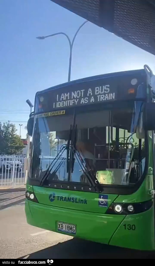 Non sono un autobus, mi identifico come un treno