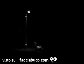 Lampione illumina la panchina