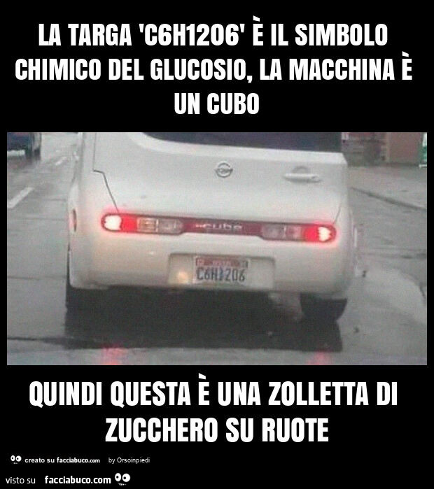La targa 'c6h1206' è il simbolo chimico del glucosio, la macchina è un cubo quindi questa è una zolletta di zucchero su ruote
