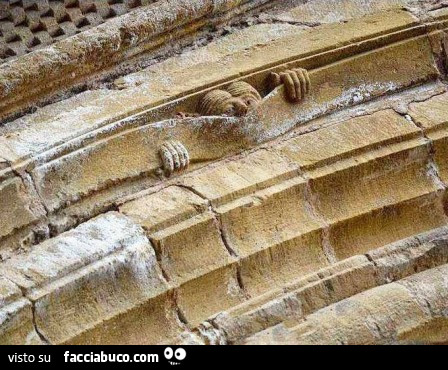 Umorismo medievale, Abbazia di Sainte Foy Conques, 1050 circa