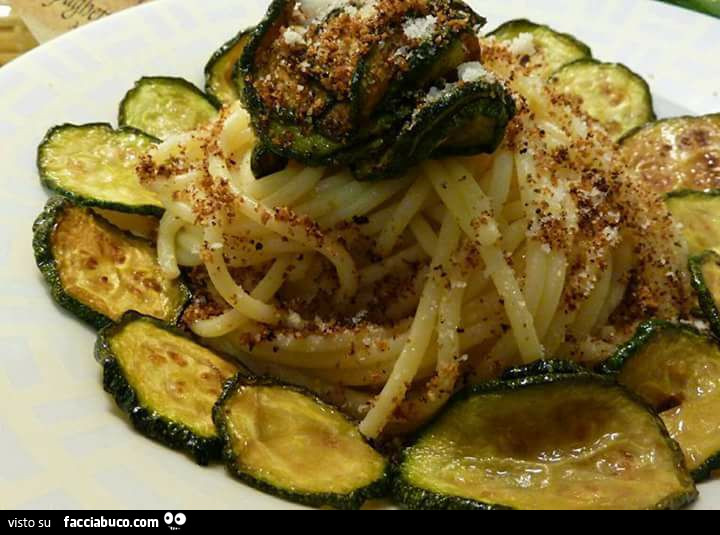 Pasta semplice con zucchine fritte, eccezionale