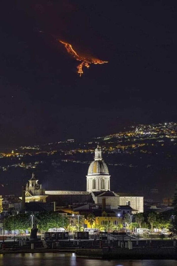 Eruzione Etna con lava simile al volo dell'Araba Fenice