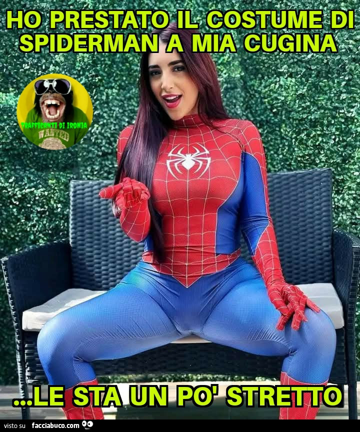 Ho prestato il costume di spiderman a mia cugina le sta un po' stretto