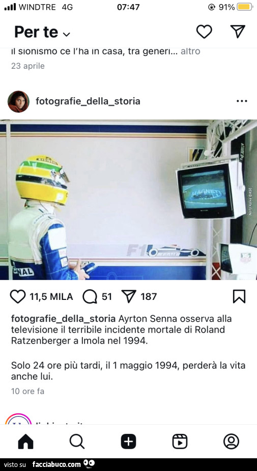 Ayrton senna osserva alla televisione il terribile incidente mortale di roland ratzenberger a imola nel 1994. Solo 24 ore più tardi, il 1 maggio 1994, perderà la vita anche lui