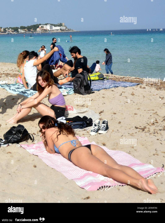 Mondello lido spiaggia privata, chiunque può entrare gratis, si siede a terra e di fa il bagno