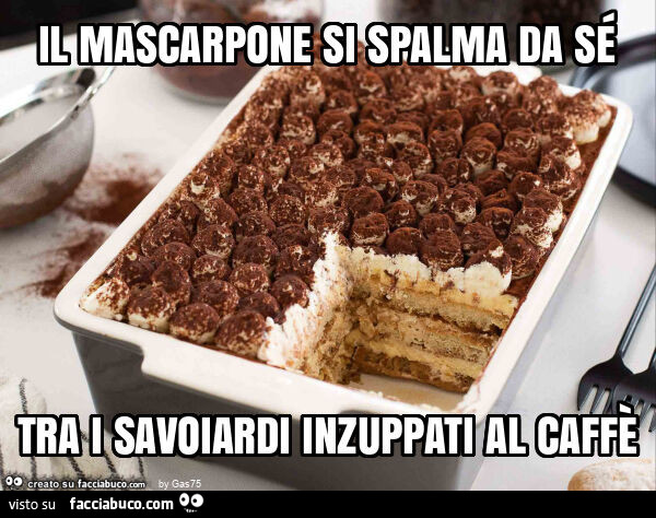 Il mascarpone si spalma da sé tra i savoiardi inzuppati al caffè