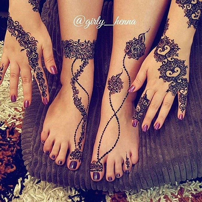Tatuaggi realizzati con henne su mani e piedi