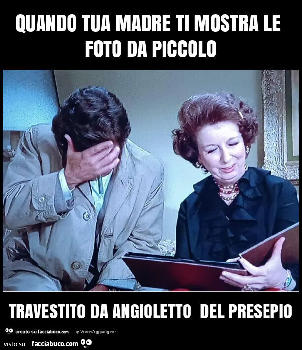 Quando tua madre ti mostra le foto da piccolo travestito da angioletto del presepio