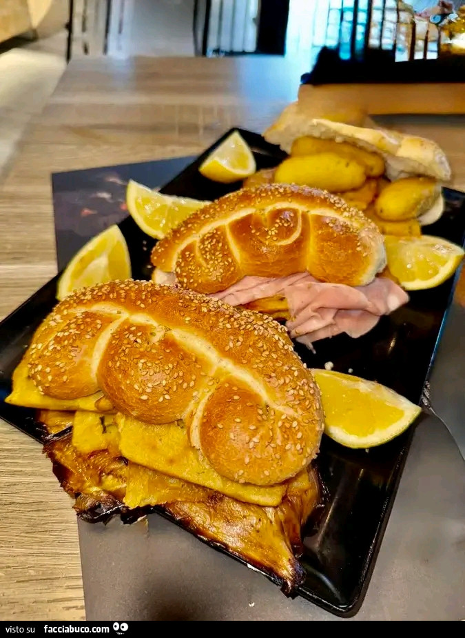 Panino con mortadella e panelle