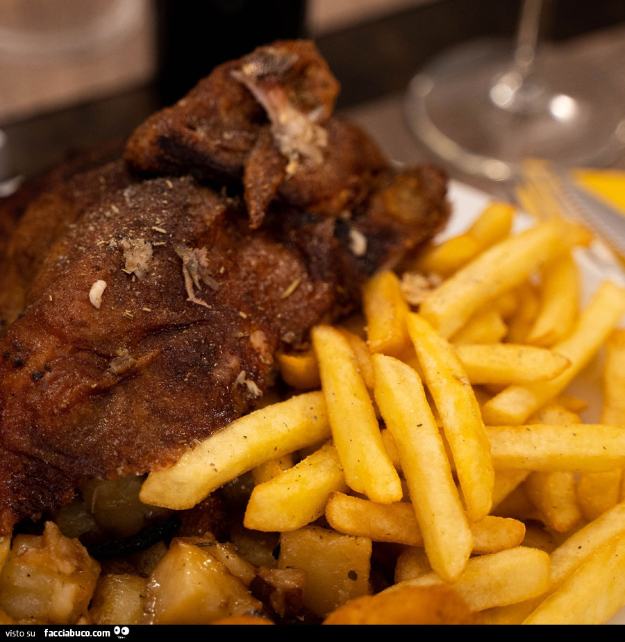 Pollo alla brace con patatine fritte e al forno