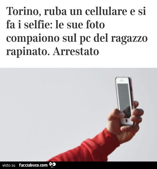 Torino, ruba un cellulare e si fa i selfie: le sue foto compaiono sul pc del ragazzo rapinato. Arrestato