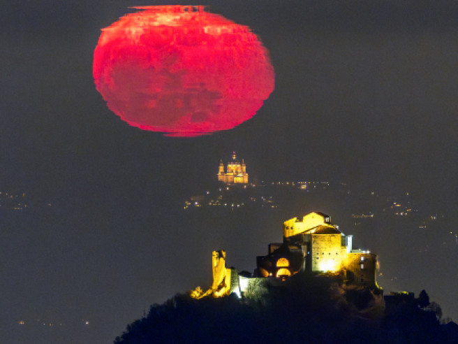 Fotografia di Valerio Minato con la Sacra di San Michele, la basilica di Superga e la luna rossa