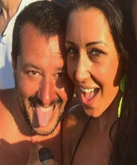 Ragazza orecchino salvini pirla