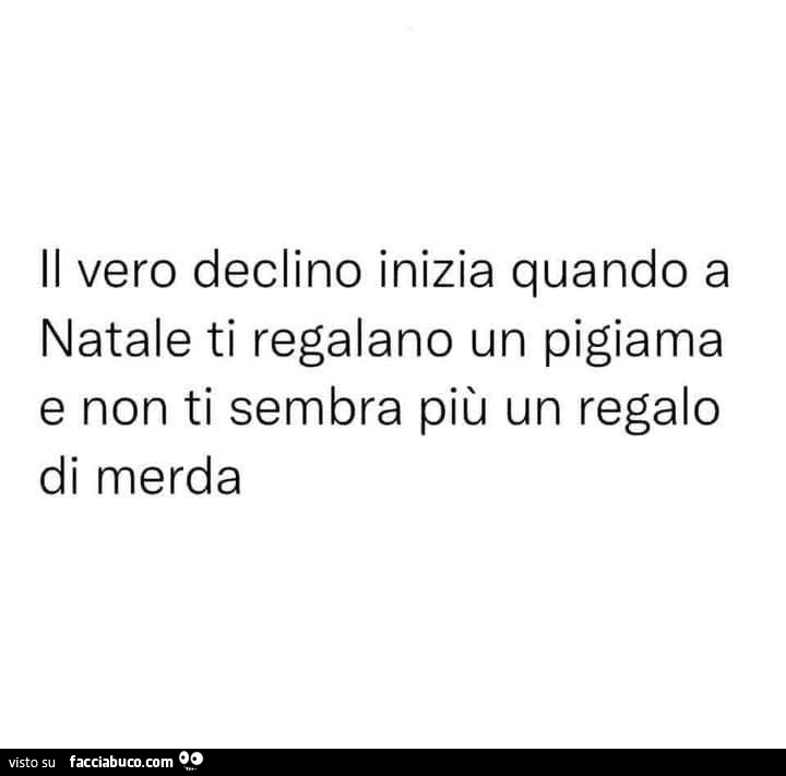 Il vero declino inizia quando a natale ti regalano un pigiama e non ti sembra più un regalo di merda