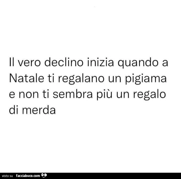 Il vero declino inizia quando a natale ti regalano un pigiama e non ti sembra più un regalo di merda