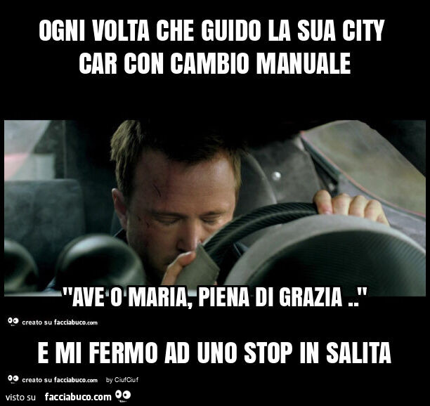 Ogni volta che guido la sua city car con cambio manuale e mi fermo ad uno stop in salita